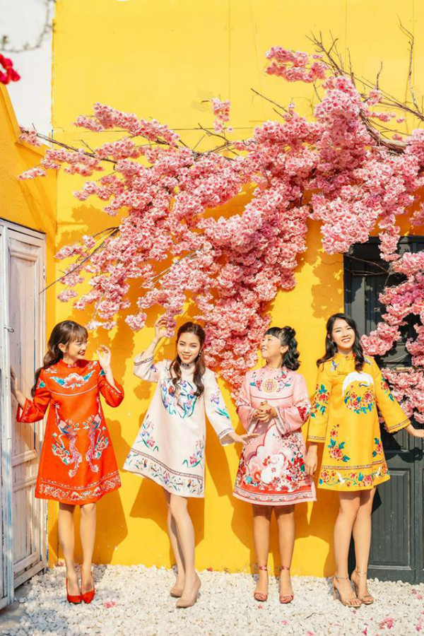 Nhóm bạn được Kiều Trinh quy tụ đó là những gương mặt trẻ đình đám trên MXH Việt thời gian qua gồm diễn viên Kaity Nguyễn, "thánh lầy" Trang Hý.