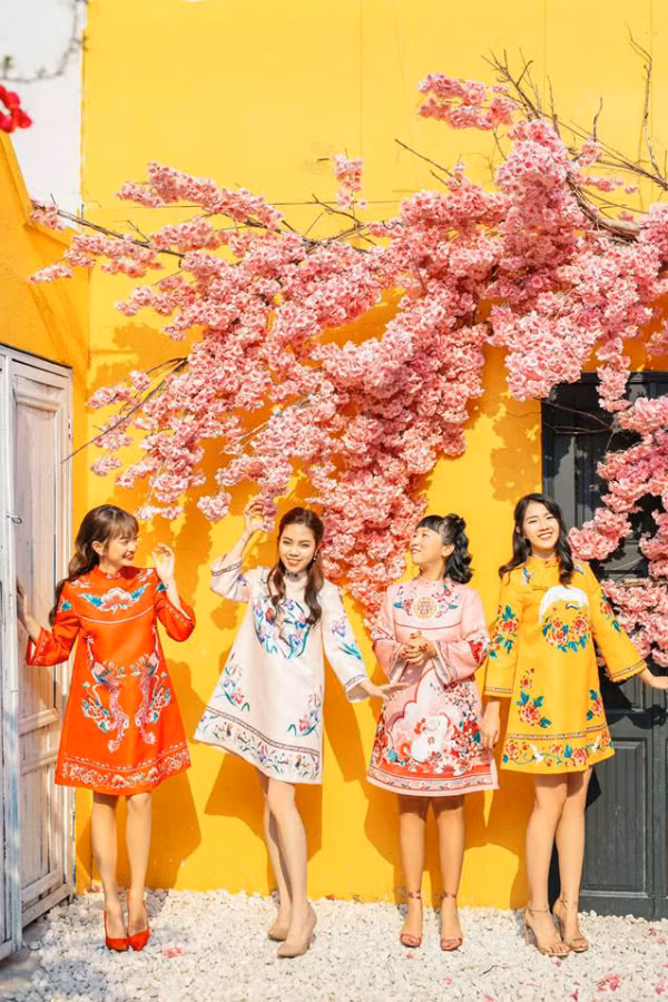 Nhóm bạn được Kiều Trinh quy tụ đó là những gương mặt trẻ đình đám trên MXH Việt thời gian qua gồm diễn viên Kaity Nguyễn, "thánh lầy" Trang Hý.