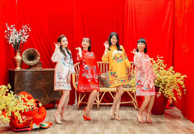 Mới đây, trên trang cá nhân của mình, hot girl trà sữa Kiều Trinh đã cho đăng tải bộ ảnh nhóm bạn với áo dài, cành đào, cành mai, câu đối đỏ nhân dịp Tết Nguyên đán chuẩn bị tới.