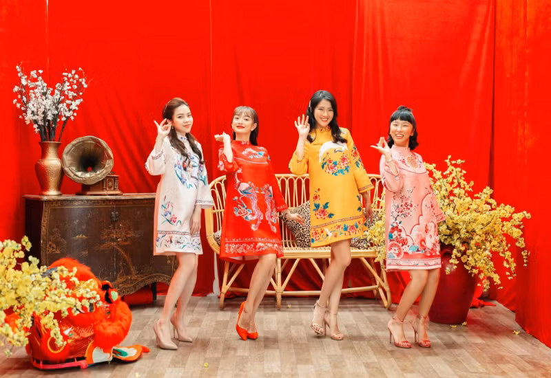 Mới đây, trên trang cá nhân của mình, hot girl trà sữa Kiều Trinh đã cho đăng tải bộ ảnh nhóm bạn với áo dài, cành đào, cành mai, câu đối đỏ nhân dịp Tết Nguyên đán chuẩn bị tới.