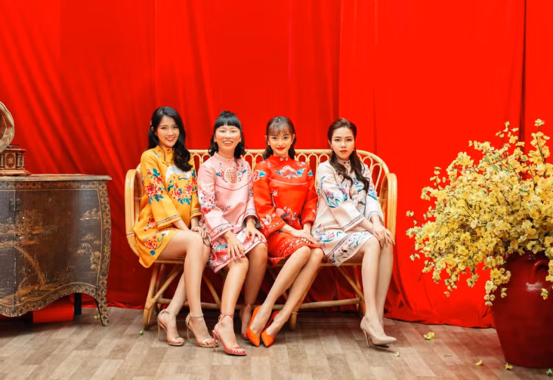 Kiều Trinh đăng tải bộ ảnh kèm lời chúc gửi đến mọi người: "Xuân đã đến bên đây. Đến luôn bên kia. Sau 3 năm tam tai đi qua, với biết bao nhiêu điều mới lạ và qua bao nhiêu lần vật vã, thì điều vui nhất của tui là, lôi được bọn này ra, chơi với nhau suốt ngày múa ca, rồi cười haha, như thế giới này chỉ có chúng ta. Chúc cả nhà tiền tài sức khoẻ không đi ra. Mà rơi lã chã, vào túi cả nhà nha".