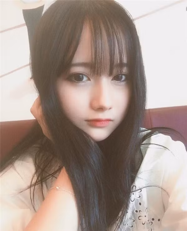 Hiện trang các nhân của Hà Vi sở hữu lượng fan khủng hơn 100.000 ngàn người trên trang cá nhân. Đây là con số mà nhiều bạn trẻ khác ngưỡng mộ và khá ghen tỵ.