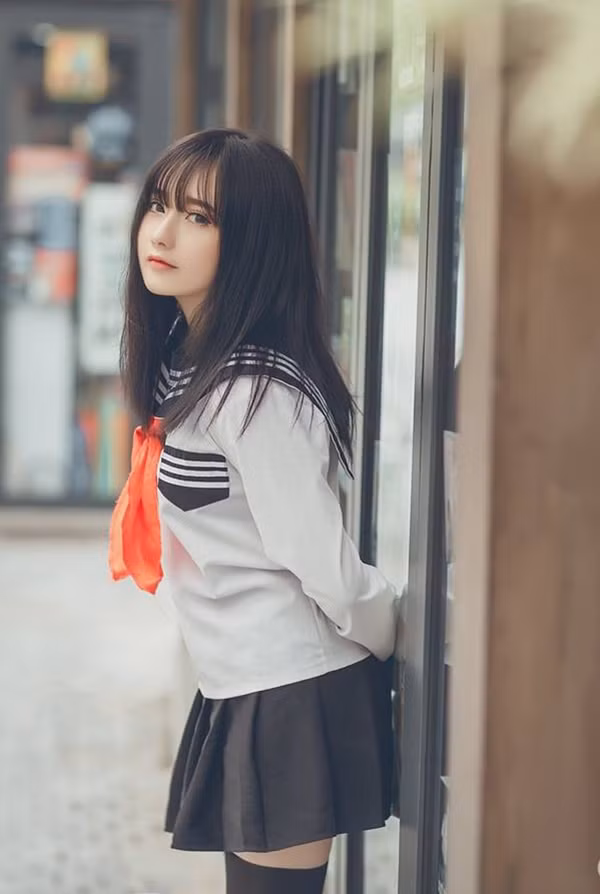 Theo tìm hiểu, nhân vật chính trong clip trên đó là cô gái Hà Nội có tên Nguyễn Thị Hà (nickname Hà Vi) sinh năm 2000 và hiện đang là học sinh trường THPT Lê Lợi, Hà Nội.