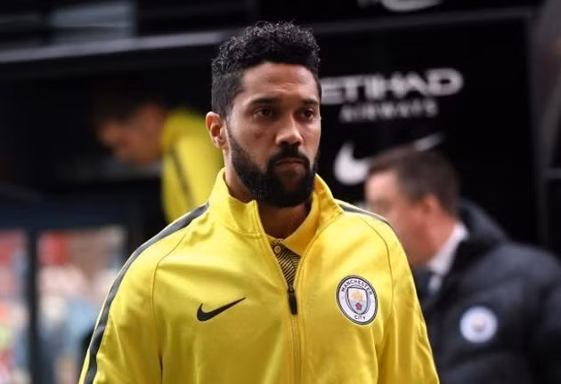 Rời Man City, Gael Clichy lập tức có bến đỗ mới: Tờ L’Equipe của Pháp cho biết, Clichy đã có mặt ở Thổ Nhĩ Kỳ để đàm phán hợp đồng gia nhập CLB Istanbul Basaksehir. Đây là CLB đã đứng thứ 2 tại Super Lig mùa giải vừa qua và đang củng cố đội hình bằng cách nhắm đến những cái tên dày dạn kinh nghiệm như Clichy. Mức lương mà Basaksehir để nghị với Clichy là 2,6 triệu bảng mỗi mùa, khá ổn với hậu vệ người Pháp. Ảnh:L’Equipe