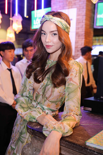 Cô chọn trang phục mang phong cách miền nhiệt đới của Xita by Katy Nguyễn để đến tham gia sự kiện trên phố đi bộ này.