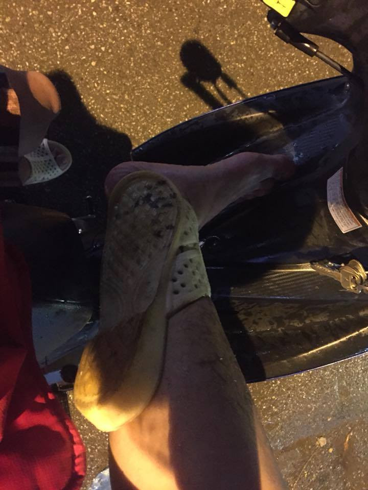 Tình huống diễn ra vào thời điểm ấy đã được chụp lại, chia sẻ trên mạng xã hội và trở thành một trong những khoảnh khắc đáng nhớ nhất trong đêm "đi bão" ủng hộ Olympic Việt Nam của CĐV nước nhà.