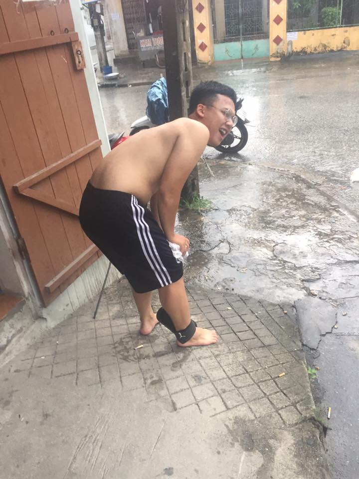 Việc đi dép lên quá cổ chân là chuyện vô cùng bình thường với nhiều người.