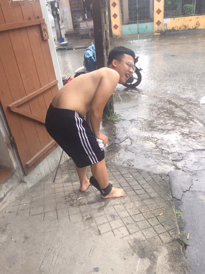 Việc đi dép lên quá cổ chân là chuyện vô cùng bình thường với nhiều người.