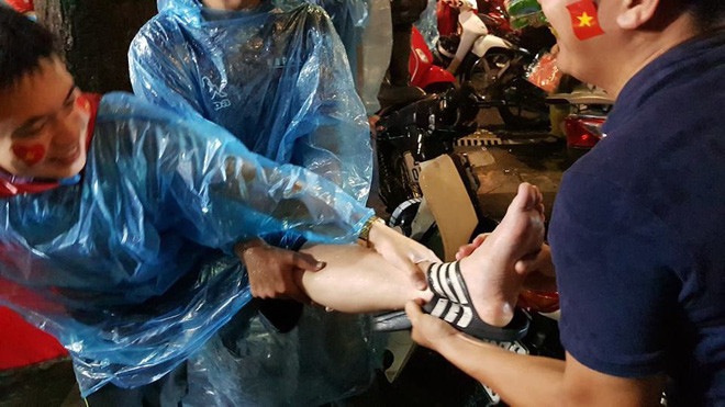 Cụ thể trong lúc "đi bão" mừng các cầu thủ U23 Việt Nam tại Hà Nội, anh chàng bị ngã xe và bị kéo đi một đoạn trên đường.