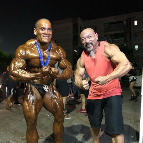 Cũng theo Sina, từ năm 2010 đến nay, ông đã tham gia gần 30 cuộc thi thể hình và giành 13 danh hiệu vô địch ở các cuộc thi trên đất Mỹ. Trong đó đáng chú ý là chức vô địch INBA (Hiệp hội thể hình quốc tế) năm 2010 và lên ngôi ở NPC (Liên đoàn thể hình Mỹ) vào năm 2013.