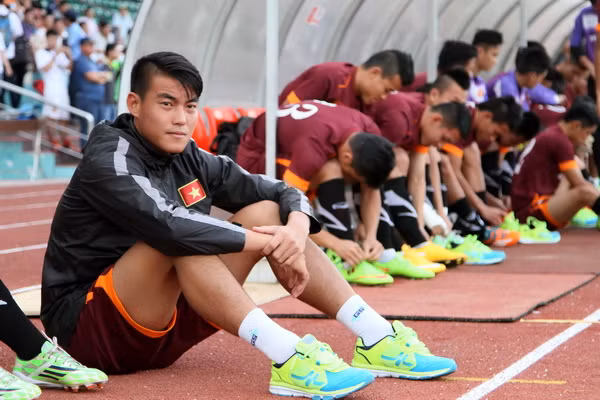 Chấn thương đã khiến cho cơ hội đá cặp với Quế Ngọc Hải ở hàng thủ của Hoàng Lâm giảm sút. Trong khi đó, Tiến Dũng đã ghi điểm với HLV Miura. Khả năng loại Hoàng Lâm là rất cao.