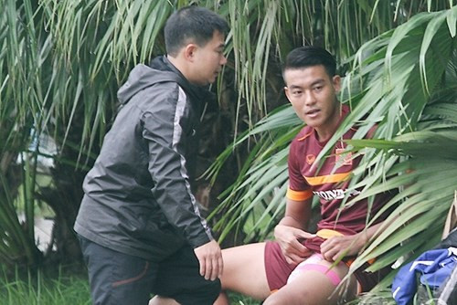 Hoàng Lâm là cầu thủ gặp chấn thương trong trận giao hữu của U23 Việt Nam với CLB Hà Nội T&amp;T. Cầu thủ của ĐTLA này gặp phải chấn thương đầu gối khá nặng và nhiều khả năng sẽ không kịp bình phục trước khi U23 Việt Nam sang Malaysia dự vòng loại U23 châu Á.