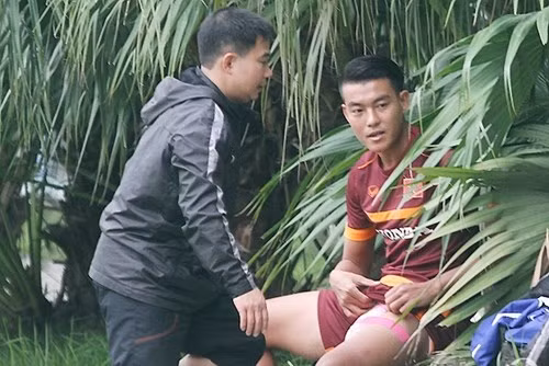 Hoàng Lâm là cầu thủ gặp chấn thương trong trận giao hữu của U23 Việt Nam với CLB Hà Nội T&amp;T. Cầu thủ của ĐTLA này gặp phải chấn thương đầu gối khá nặng và nhiều khả năng sẽ không kịp bình phục trước khi U23 Việt Nam sang Malaysia dự vòng loại U23 châu Á.