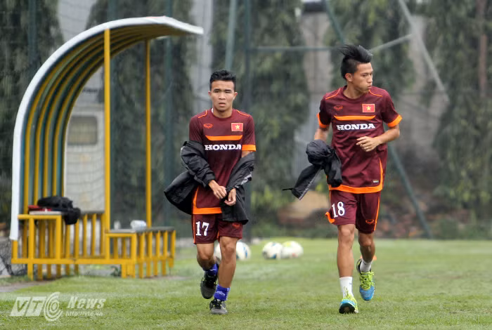 Tiền vệ Hồ Ngọc Thắng (phải) cũng gặp chấn thương và đã phải nghỉ tập cùng các đồng đội suốt thời gian qua.