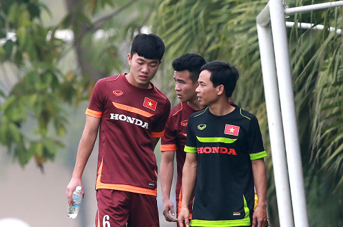 Lương Xuân Trường (trái) có khả năng bị loại khá cao vì đang phải chống chọi với chấn thương. Xuân Trường bị chấn thương ở dây chằng cơ háng và vùng bụng. Ít nhất, cầu thủ này cần phải một tuần nữa mới có thể tập nhẹ trở lại. Khi U23 Việt Nam vào TP HCM chuẩn bị cho trận giao hữu với Uzbekistan ngày 14/3 thì Xuân Trường được đặc cách ở lại Hà Nội để điều trị chấn thương. Nếu không kịp bình phục trước khi U23 Việt Nam bay sang Malaysia thì Xuân Trường sẽ không có tên trong danh sách của HLV Miura dự vòng loại U23 châu Á.