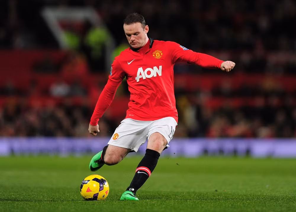 Wayne Rooney (Man United - 24/10/1985). Ngôi sao mang cung Bọ Cạp sở hữu tính cách mạnh mẽ, tự lập, sáng suốt và công bằng. Những điểm đặc trưng rất phù hợp với Rooney - cầu thủ được HLV Louis van Gaal trao băng thủ quân kể từ khi ông đến với sân Old Trafford vào mùa hè 2014.