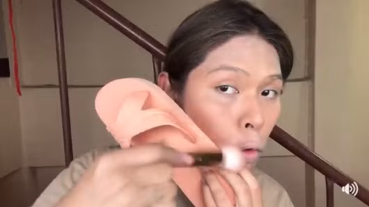 Từ đoạn clip có thể thấy, cô nàng người Thái Lan đã sử dụng dụng cụ trang điểm là chiếc dép tông trong việc xoa nhẵn lớp phấn trên khuôn mặt rồi sau đó giữ chặt gương mặt để kẻ lông mày.