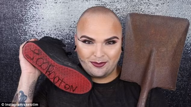 Trước đó, nghệ sĩ trang điểm tên Tim Owens đến từ Lakewood, California khiến hàng ngàn cư dân mạng bàng hoàng khi thấy anh sử dụng pit tông thông bồn cầu, xẻng và giày dép để make up.