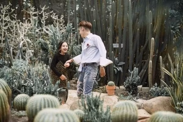 Địa điểm chụp ảnh nhà xương rồng Ba Vì cách Hà Nội khoảng 50 km. Đây là một khu vườn xương rồng khổng lồ với điểm nhấn đặc biệt là ngôi nhà kính nơi trồng nhiều giống xương rồng quý hiếm.