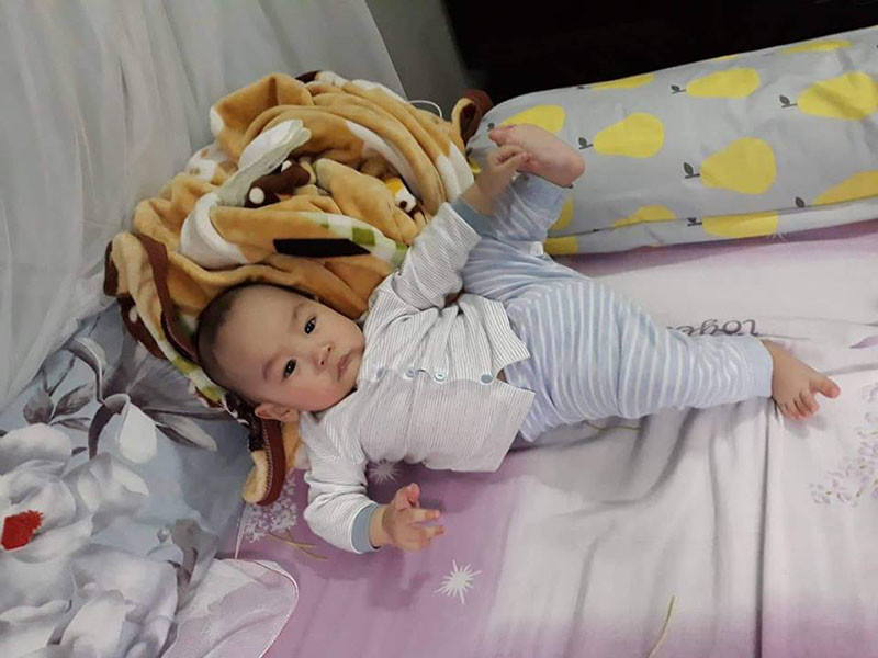 "Cưng không chịu được", "Đáng yêu thật sự", "Có tố chất diễn viên bale",... là những bình luận mà cư dân mạng dành cho bức ảnh ngộ nghĩnh của nhóc tì đang ngủ này.