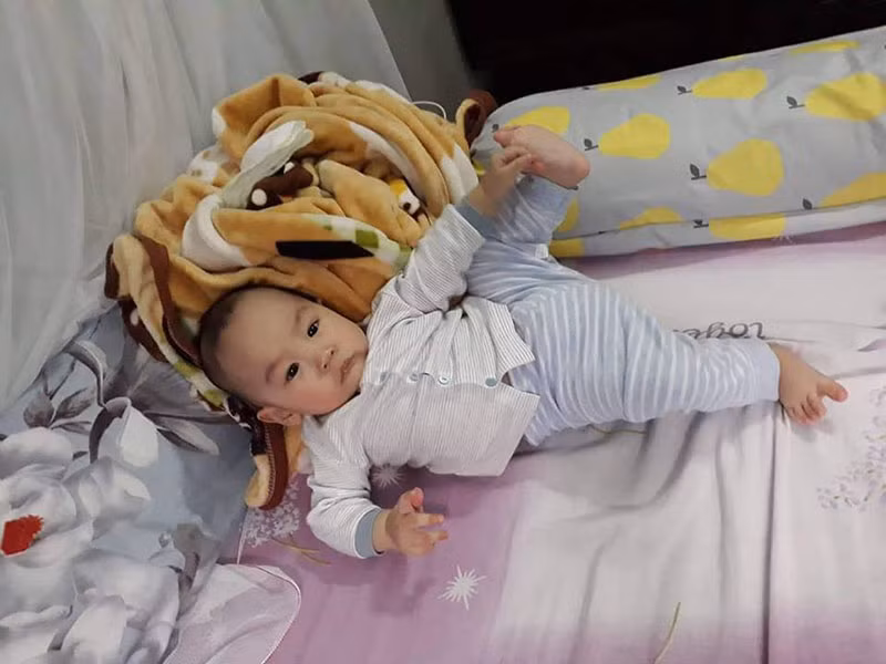 "Cưng không chịu được", "Đáng yêu thật sự", "Có tố chất diễn viên bale",... là những bình luận mà cư dân mạng dành cho bức ảnh ngộ nghĩnh của nhóc tì đang ngủ này.