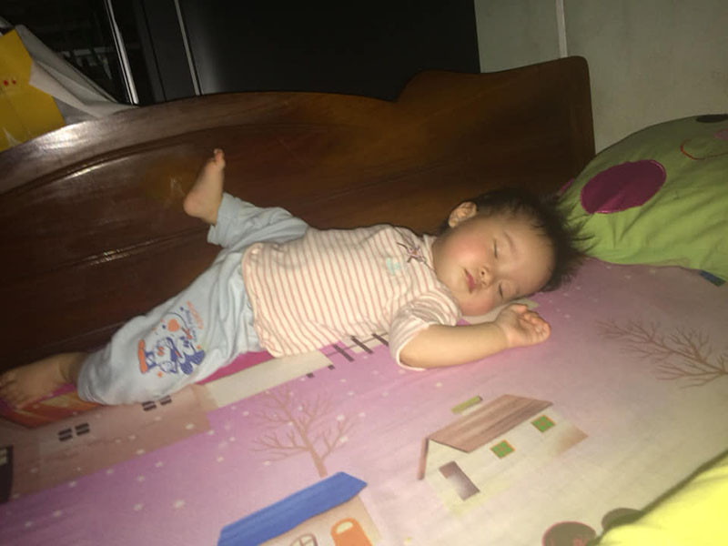 Ngay dưới bài đăng, những phụ huynh khác cũng nhiệt tình lao vào góp vui, ai cũng dở khóc dở cười khi biết chẳng riêng gì con cái nhà mình có dáng ngủ của các nhóc tì.