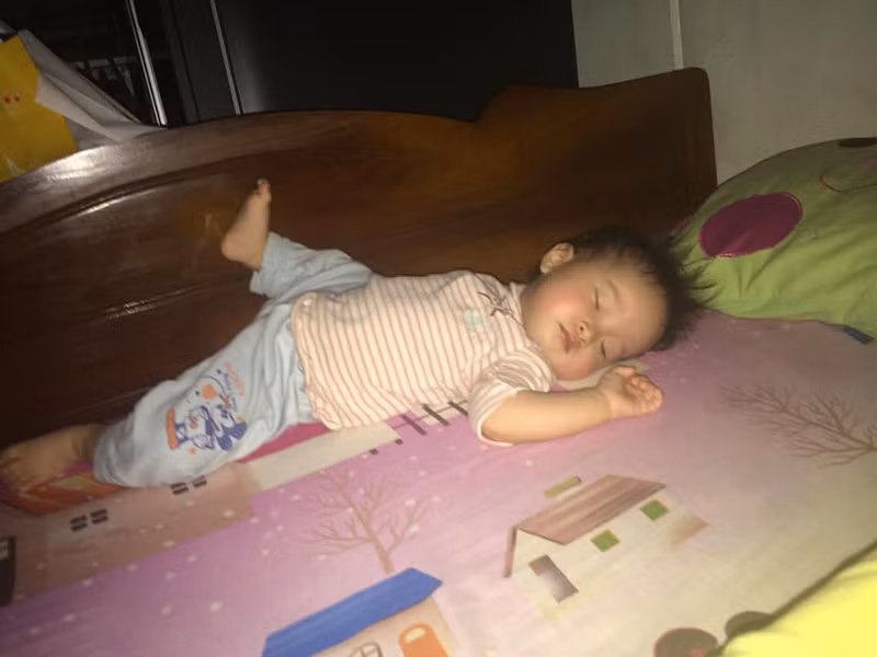 Ngay dưới bài đăng, những phụ huynh khác cũng nhiệt tình lao vào góp vui, ai cũng dở khóc dở cười khi biết chẳng riêng gì con cái nhà mình có dáng ngủ của các nhóc tì.