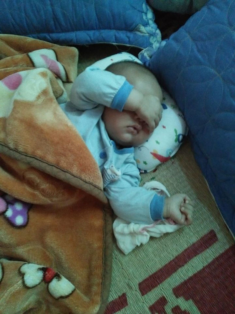 Ngủ vẫn không quên vắt tay lên trán suy tư sự đời.