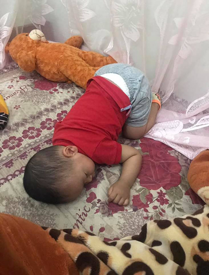 Không chỉ riêng em, lẽ nào dáng nằm giơ chân kia sắp trở thành trend trên MXH.