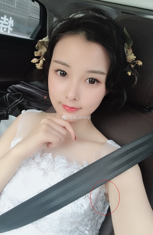 Dù không tẩy trắng vùng da dưới cánh tay nhưng Đóa Nhi chẳng ngần ngại mặc váy sát nách. Quả thật khi xem những hình ảnh này, đã có khá nhiều chàng trai chợt mất thiện cảm với Đóa Nhi dù trước đó họ đã vô cùng yêu mến, thích ngắm nhan sắc của cô gái trẻ này.