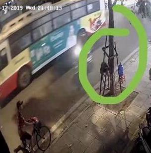 Gai tre rua chan bang nuoc tu thien, chu nha noi gi?