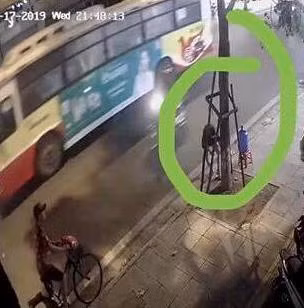 Gai tre rua chan bang nuoc tu thien, chu nha noi gi?