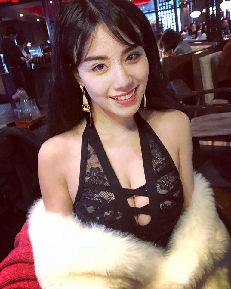 Ngoài chuyện tình cảm ồn ào, người đẹp sinh năm 1993 từng không ít lần gặp phản ứng trái chiều từ phía dư luận khi tung ra bộ ảnh táo bạo khoe thân.