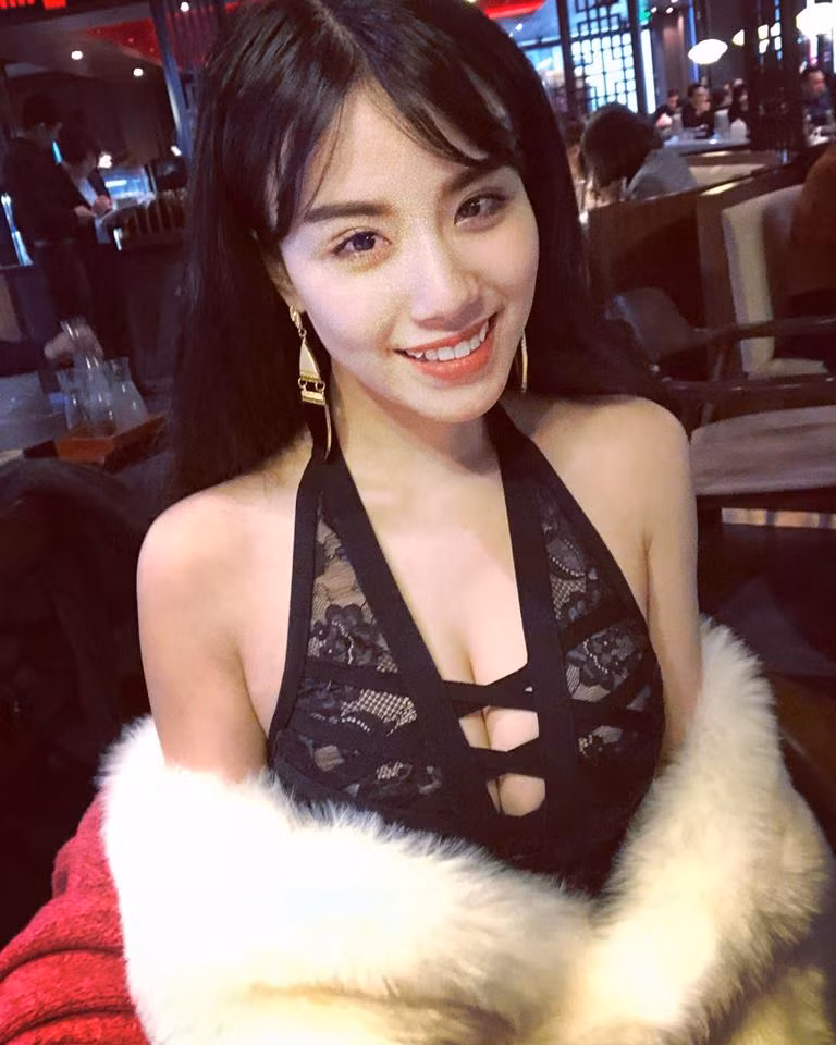 Ngoài chuyện tình cảm ồn ào, người đẹp sinh năm 1993 từng không ít lần gặp phản ứng trái chiều từ phía dư luận khi tung ra bộ ảnh táo bạo khoe thân.