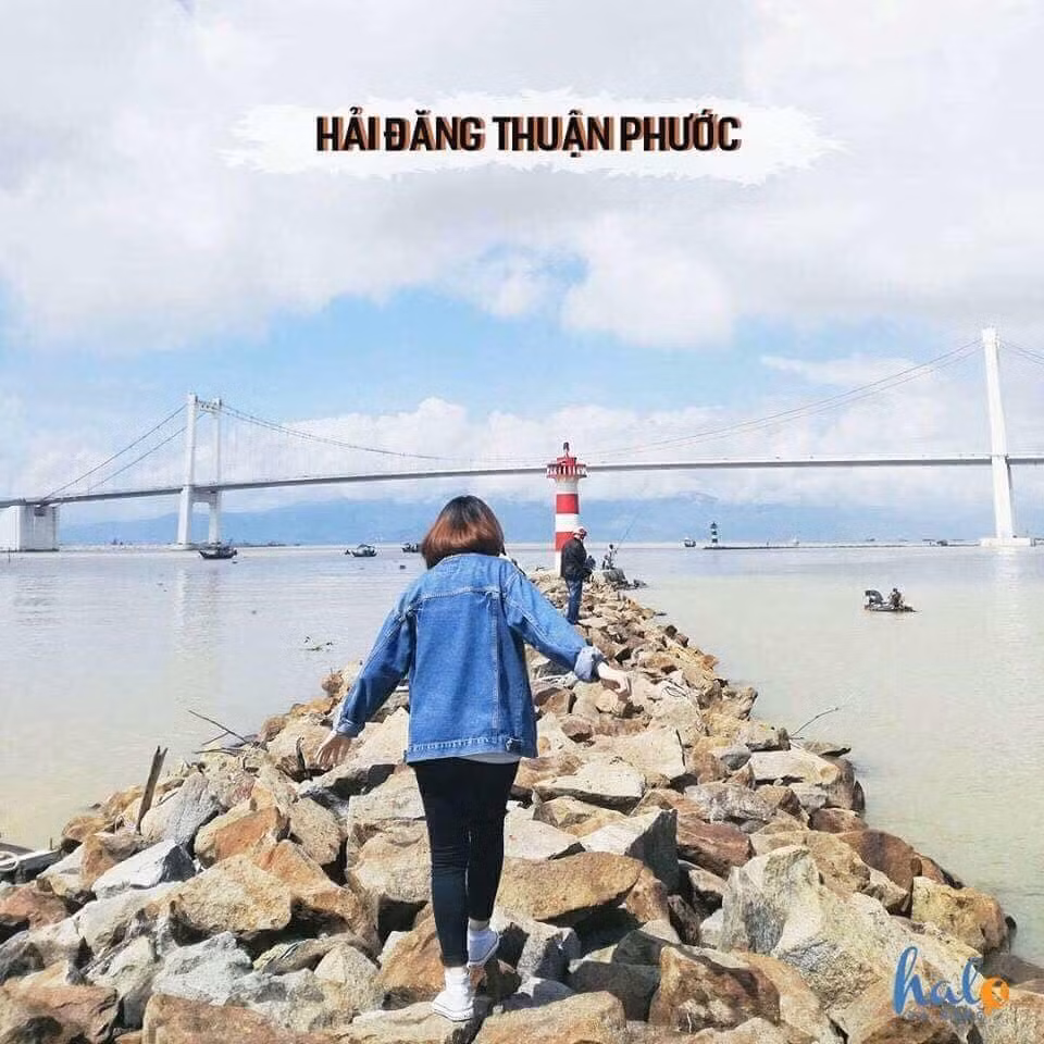 Nằm dưới chân cầu Thuận Phước, Hải Đăng Thuận Phước là một điểm đến được nhiều bạn trẻ lựa chọn nhờ sự độc đáo của mình và không gian cực rộng sông nước bao quanh.