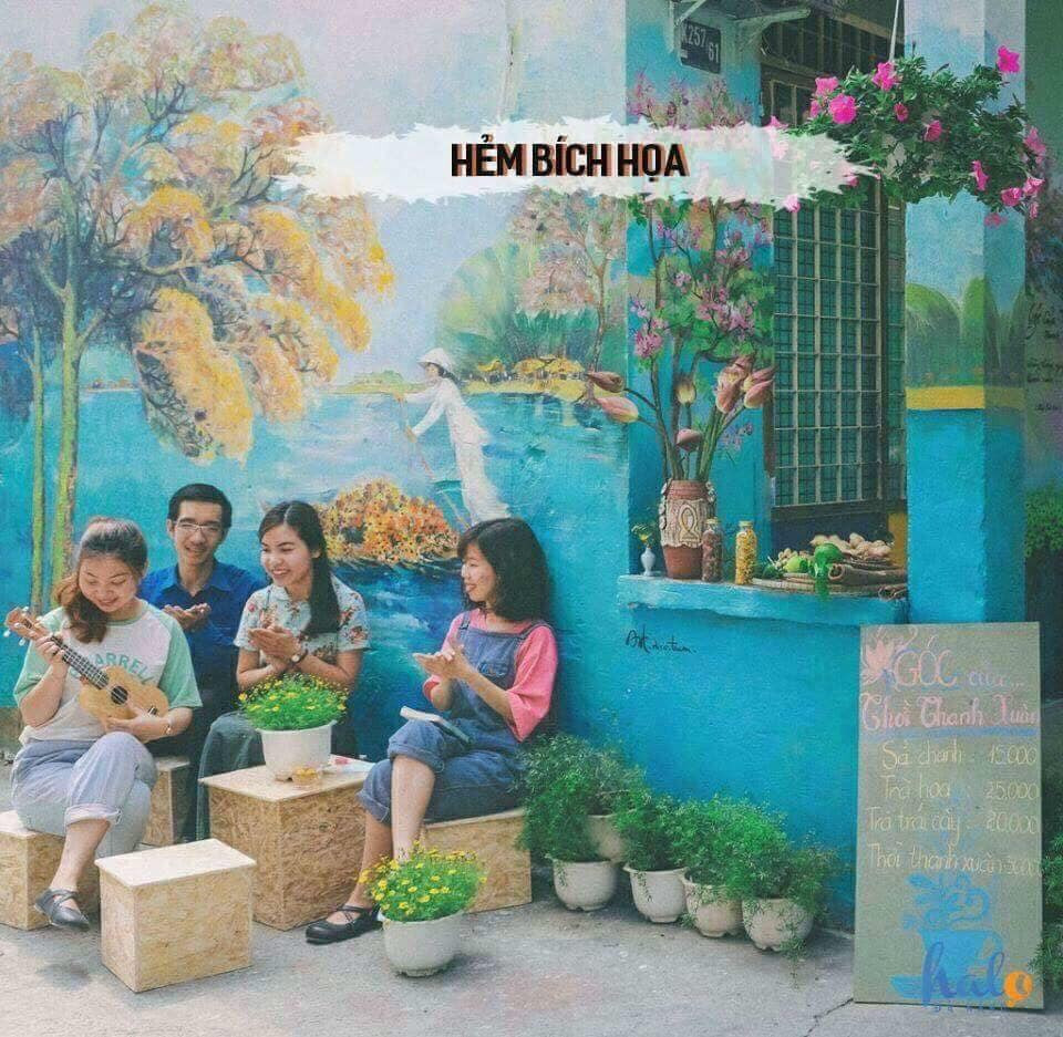 Hẻm bích họa Đà Nẵng (75 Nguyễn Văn Linh, phường Phước Ninh, quận Hải Châu) là một địa điểm chụp hình lý tưởng của giới trẻ Đà Thành và khách du lịch. Những bức tường sắc màu nơi đây sẽ làm backgroup sống ảo cực đẹp cho các bạn trẻ.