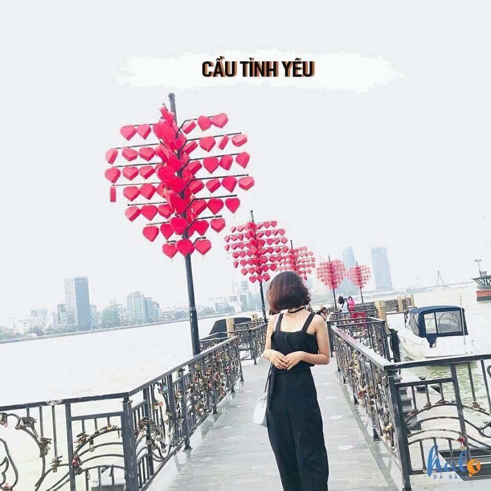 Điển hình như Cầu Tình yêu, đến với cây cầu đặc biệt này ở Đà Nẵng ngoài việc các cặp đôi có thể chụp ảnh, họ còn có thể gắn khóa cho cuộc tình của mình ngay tại đây.