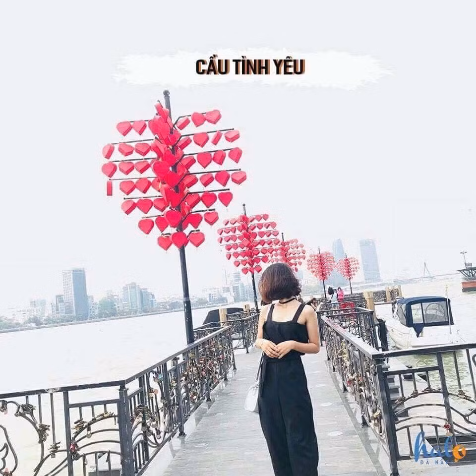 Điển hình như Cầu Tình yêu, đến với cây cầu đặc biệt này ở Đà Nẵng ngoài việc các cặp đôi có thể chụp ảnh, họ còn có thể gắn khóa cho cuộc tình của mình ngay tại đây.