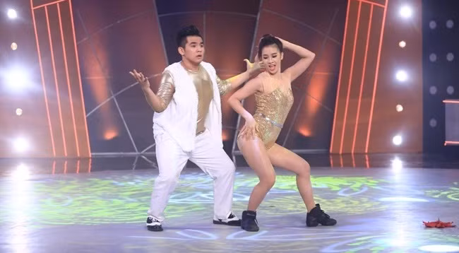 Với những bài tập với cường độ tăng dần của chương trình, Ngọc Sơn nhiều lần phải bưng bê tạ, hay bạn nhảy vì không đúng lực nên dẫn đến đau đớn. Những lần va đập cũng khiến cho cậu bị nhức lưng, cẳng tay và không ít lần phải uống thuốc giảm đau để tập luyện.