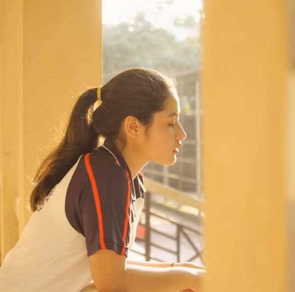 Sau khi xuất hiện, nữ sinh trong bức ảnh khiến dân mạng tò mò và nhiều người ngay lập tức đã lao vào để tìm kiếm những thông tin ban đầu về cô bạn này.