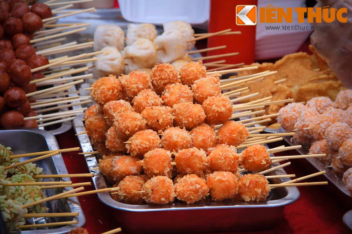 Những món ăn xiên que mang đậm bản sắc của Hàn Quốc khiến các bạn trẻ vô cùng thích thú.