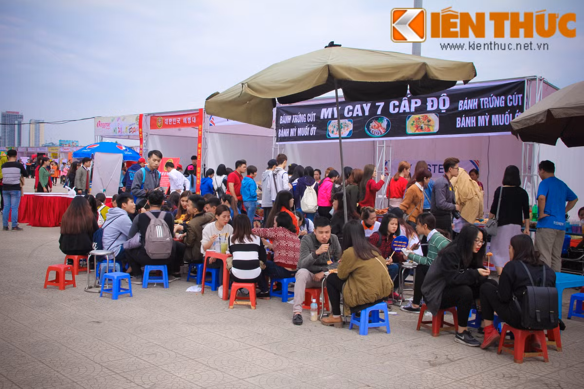 Mỳ cay 7 cấp độ thời gian qua đã tạo nên cơn sốt và với ngày hội ẩm thực Hàn Quốc này, nếu thiếu nó quả là một đáng tiếc dành cho các bạn trẻ.