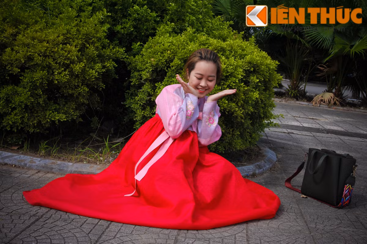 Không chỉ có thưởng thức những món ăn Hàn, các bạn trẻ còn có thể khoác lên mình bộ trang phục truyền thống của nước bạn đó là Hanbok để chụp ảnh.