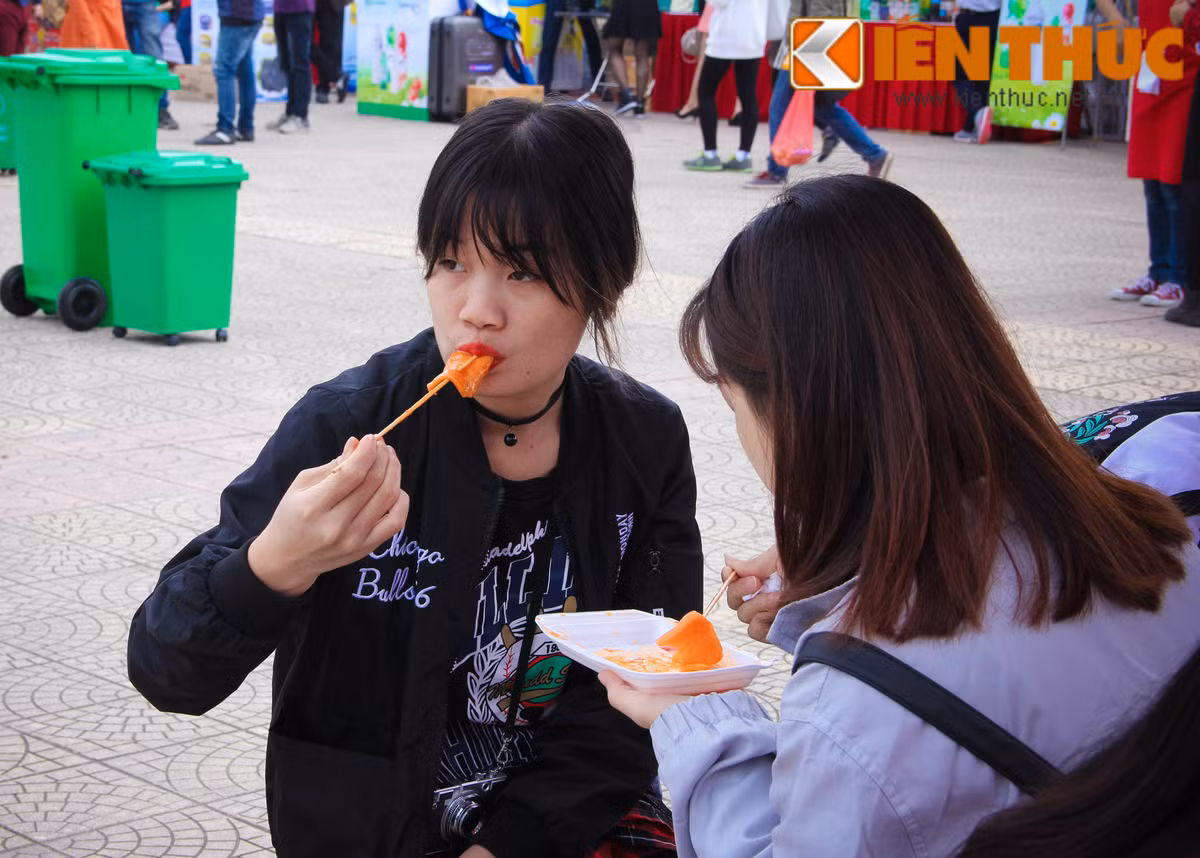 Bánh gạo cay, một món đặc sản của xứ Hàn thời gian qua đã làm mưa, làm gió trong giới trẻ Việt cũng xuất hiện.