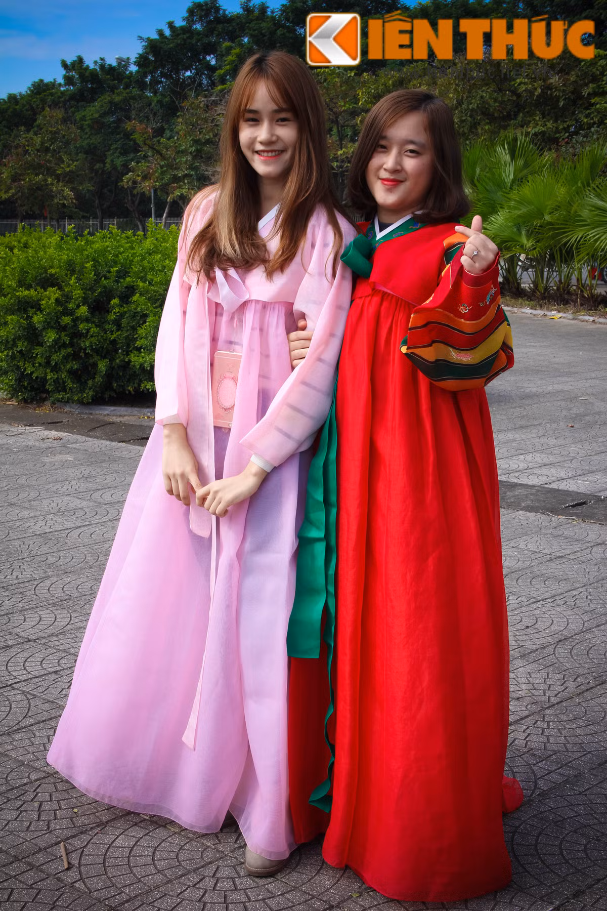 Hai cô bạn người Việt xinh đẹp trong bộ Hanbok đầy sắc màu.