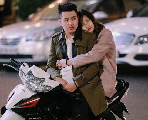 Đặc biệt là mùa đông khiến người ta muốn được âu yếm hơn bao giờ hết. Những hành động nhỏ thôi như nhét tay vào túi áo người đằng trước, một cái ôm, cái nắm tay đều ấm áp thế chứ!