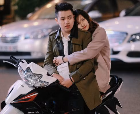 Đặc biệt là mùa đông khiến người ta muốn được âu yếm hơn bao giờ hết. Những hành động nhỏ thôi như nhét tay vào túi áo người đằng trước, một cái ôm, cái nắm tay đều ấm áp thế chứ!