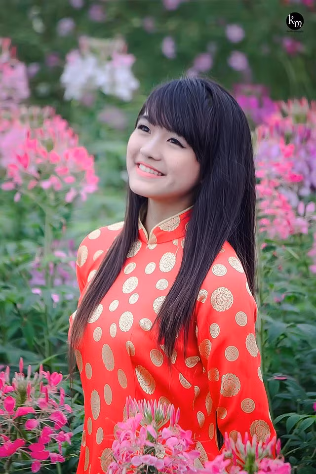 Nụ cười tươi sáng trong sắc áo dài đỏ của My Ngốc.