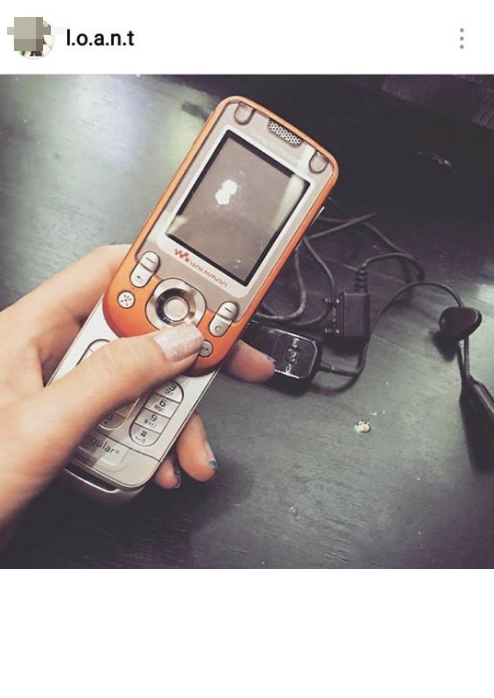 Những chiếc điện thoại của hãng Sony Ericsson với chức năng nghe nhạc, chụp ảnh bằng camera có chỉ số đo bằng VGA là một huyền thoại của giới học sinh, sinh viên thuộc thế hệ 8X và 9X đời đầu.