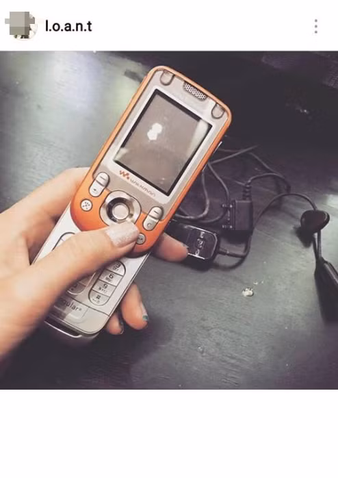 Những chiếc điện thoại của hãng Sony Ericsson với chức năng nghe nhạc, chụp ảnh bằng camera có chỉ số đo bằng VGA là một huyền thoại của giới học sinh, sinh viên thuộc thế hệ 8X và 9X đời đầu.